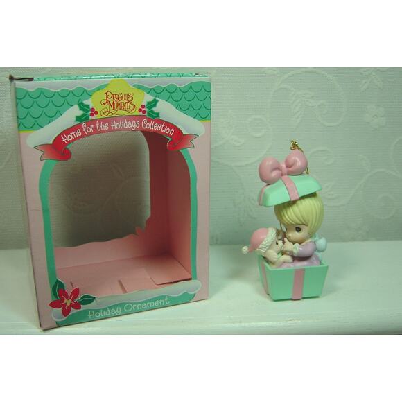 1995 ENESCO PRECIOUS MOMENTS ORNAMENT-GIRL & PUPPY IN GIFT BOX-PLASTIC - Picture 1 of 4